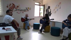 Tatvan Gençlik Merkezi'ndeki gitar kursu yoğun ilgi görüyor