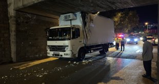Erzurum'da alt geçitte sıkışan kamyondaki 2 kişi yaralandı