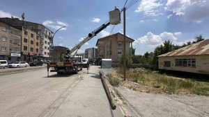 Yüksekova'da tehlike saçan elektrik direği yenilendi