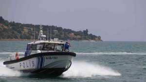 Polis botu Van Gölü'nde kaçak avlanmaya izin vermiyor