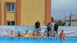 Tercan'da yüzme kursu açıldı