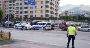 Erzurum'da hafif ticari araç ile otomobilin çarpıştığı kazada 8 kişi yaralandı