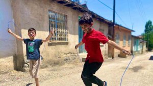 Elazığ'da çocuklar sokak oyunları ile keyifli anlar yaşadı
