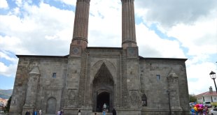 Çifte Minareli Medrese'de 'Milletin Zaferi' temalı fotoğraf sergisi açıldı