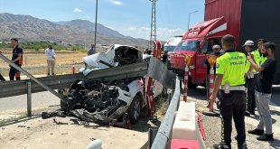 Elazığ'da otomobil ile kamyon çarpıştı, 4 kişi yaralandı