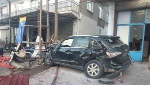 Malatya'da U dönüşü sırasında çarpışan iki araç traktöre çarptı: 4 yaralı