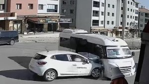 Elazığ'da otomobil ile minibüsün çarpışma anı kameralara yansıdı
