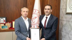 Ağrı Milli Eğitim Müdürü Kökrek, Nesim Zariç'e 'Avrupa Okul Akademisi Kurs Tamamlama Sertifikası'nı takdim etti