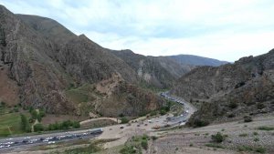 Tortum'da heyelan: Erzurum-Artvin karayolu trafiğe kapandı