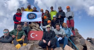 Ağrı'da Süphan Dağı zirve tırmanışı ile 15 Temmuz kutlandı