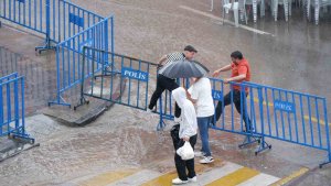 Erzurum'da vatandaşın yağmurla sınavı
