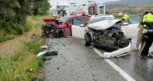 Erzincan'da iki otomobilin çarpışması sonucu 8 kişi yaralandı