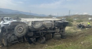 Erzurum'da otomobille kamyon çarpıştı, 3 kişi yaralandı