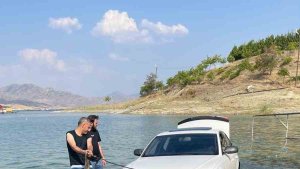 Elazığ'da park halindeki otomobil Keban Barajına uçtu