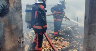 Malatya'da bir binanın çatısında çıkan yangın söndürüldü
