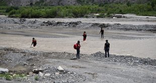 Erzurum'da aracın akarsuya düşmesi sonucu kaybolan bebeği arama çalışmaları sürüyor
