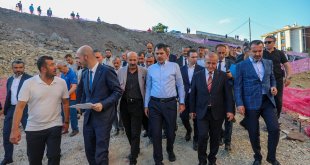 Bakan Kurum, Elazığ'da yapımı devam eden deprem konutlarını inceledi