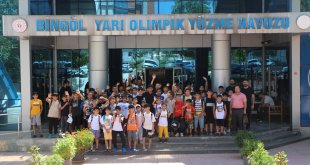 Karlıova'da 100 çocuk yüzme öğreniyor