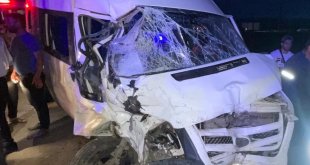 Bitlis'te hafif ticari araç ile minibüsün çarpışması sonucu 6 kişi yaralandı