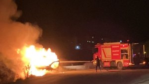 Yüksekova'da ticari araç alev alev yandı