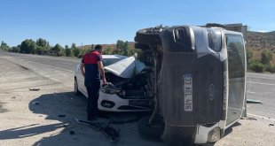 Bingöl'de kamyonet ile otomobilin çarpışması sonucu 5 kişi yaralandı