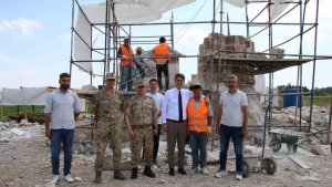 Erciş'te 2011 Van depreminde hasar gören kümbette restorasyon çalışması devam ediyor