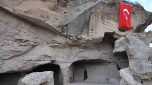 Ani Ören Yeri'nde ilk kaya mescidi gün yüzüne çıkarıldı