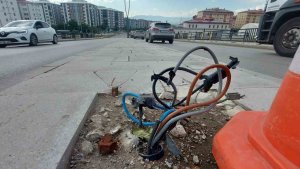 Erzurum'da yol ortasındaki açık elektrik kabloları büyük tehlike oluşturuyor
