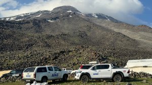 Ağrı Dağı'nda hayatını kaybeden 2 kişinin cenazeleri indiriliyor