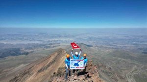 Van Gölü'ne dikkat çekmek için Erciyes Dağı'na tırmandılar