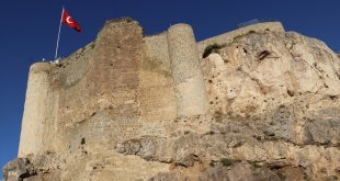 Elazığ Valisi Hatipoğlu, Harput Kalesi'nde yürütülen kazı çalışmalarını inceledi