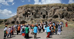 Kamp için Bitlis'e gelen gençler, bölgenin tarihi ve doğal güzelliklerini keşfediyor