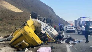 Erzincan'da 4 kişinin öldüğü kazanın nedeni tırın patlayan lastiği