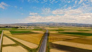 Kars'ta halı ve kilim desenine bürünmüş tarım arazileri dron ile görüntülendi