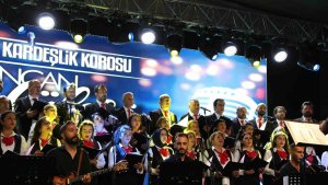 Erzincan'da farklı meslek gruplarından insanların bir araya geldiği 'Kardeşlik Korosu' konser verdi