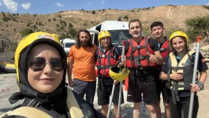 Kavurucu sıcaklarda rafting yaparak serinlediler