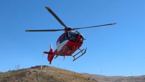 Hizan'da dağlık alanda metrelerce yuvarlanan vatandaş ambulans helikopterle kurtarıldı