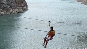 Fırat Nehri'nin muhteşem manzarası eşliğinde zipline yaparak klarnet çaldı