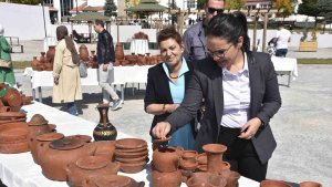 Bitlis'te el emeği göz nuru çanak çömlek sergisi açıldı