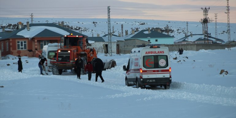 Van'da yolu kapalı mahalledeki hamile 4 saatte hastaneye ulaştırıldı