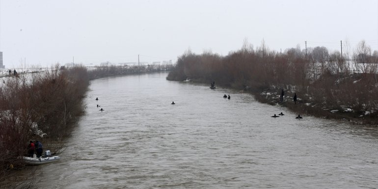 Muş'ta Karasu Nehri'ne düşen lise öğrencisini arama çalışmaları sürüyor