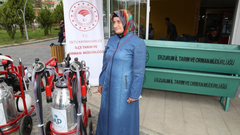 Erzurum'da 61 çiftçiye süt sağım makinası dağıtıldı