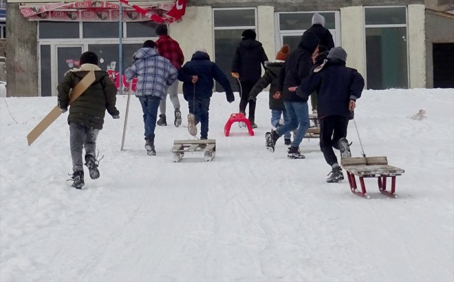 çocuklar ve kızak kayarak tatilin çıkartıyor keyfini Kars Ağrı