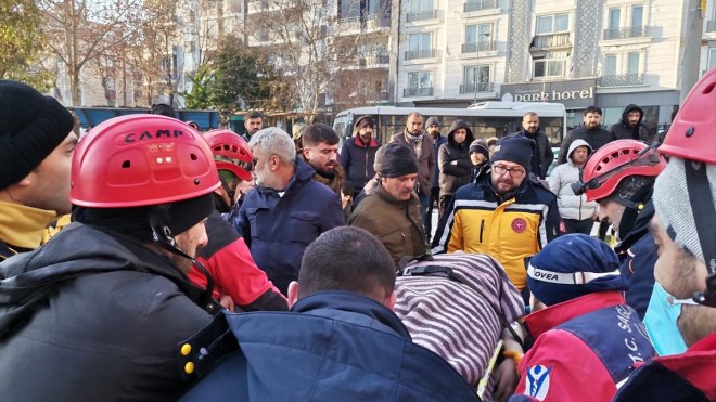 Adıyaman'da enkaz altında kalan kadın 61 saat sonra kurtarıldı