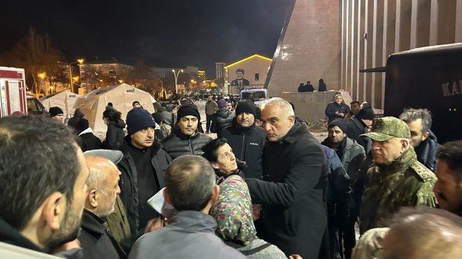 Bakan Ersoy, Malatya'da çadırda kalan depremzedelerle buluştu