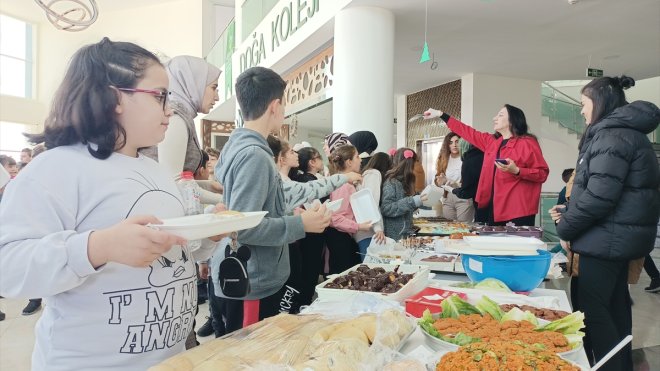 Bingöl'de öğrenciler ve veliler depremzedeler için kermes düzenledi