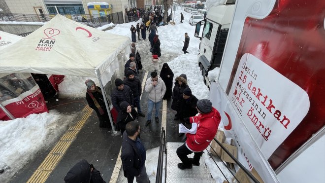 Bingöl ve Şırnak'ta deprem bölgesi için kan bağışı yapılıyor