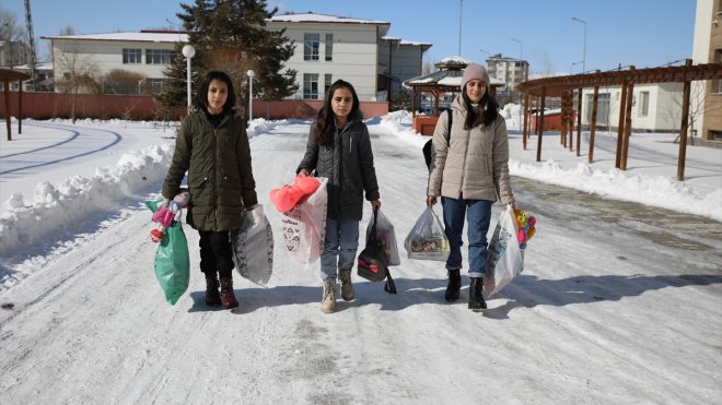 Ercişli çocuklar, harçlıklarıyla depremzede çocuklara oyuncak ve çikolata aldı