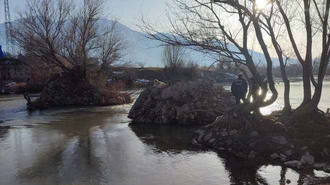 Erzincan'da nehirdeki adacıkta mahsur kalan köpeği itfaiye kurtardı