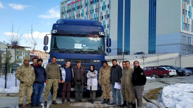 Gönüllü tır şoförü Azerbaycan'da toplanan ilaçları Malatya'ya ulaştırdı